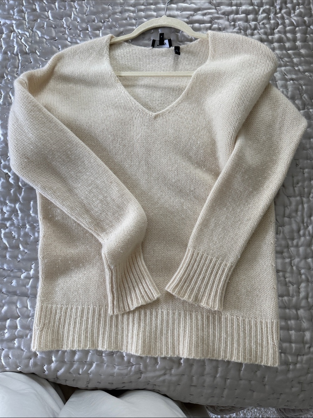 Theory Cashmere V-Neck Women's Sweater in Cream